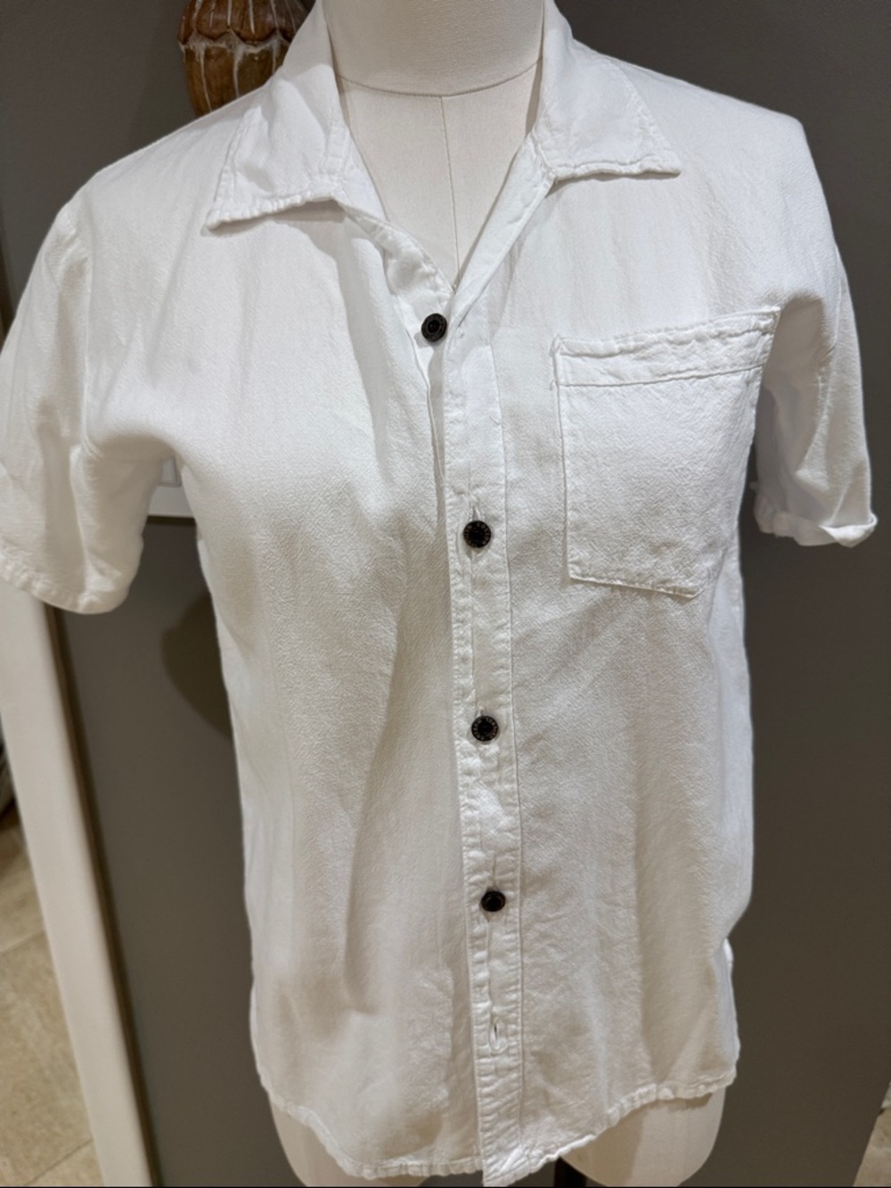 Casual White Short-Sleeve Button-Down Shirt with Chest Pocket